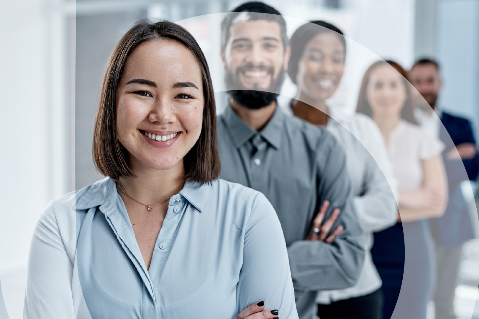 Equipe corporativa sorridente em escritório moderno